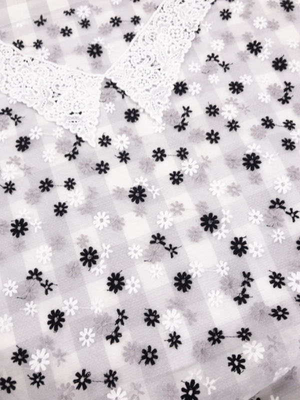 グレーのブロックチェック×刺繍生地