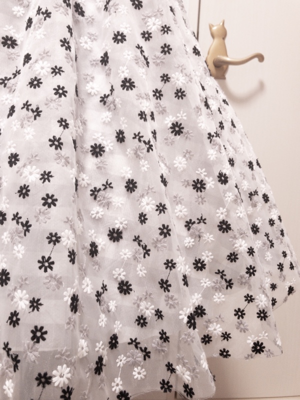 刺繍生地のワンピースはスカートがついたところ。