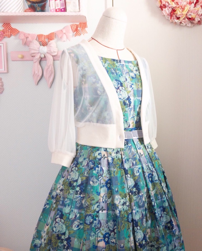 白いチュールのショート丈カーディガンと収穫したラデッシュ