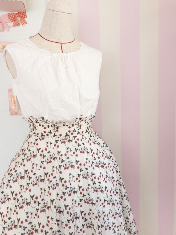 胸元ギャザーのワンピースといちごと買った靴👠