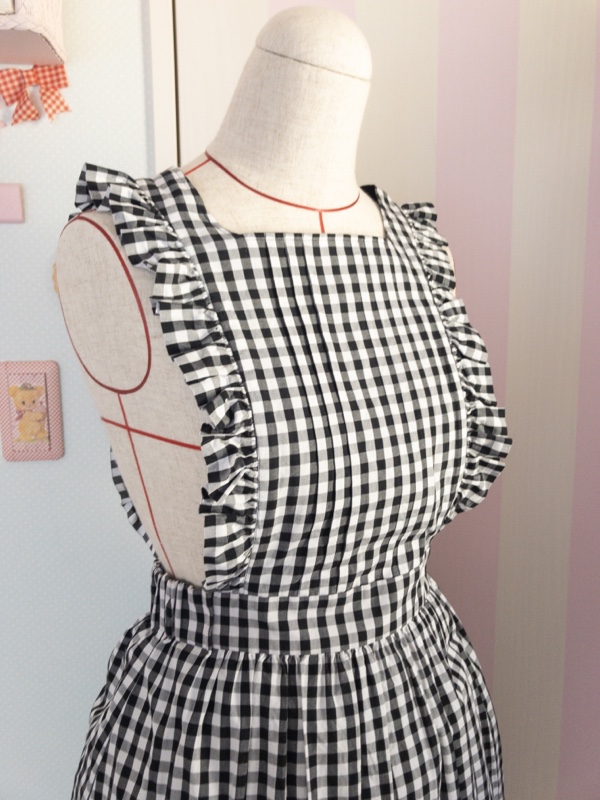 ギンガムチェックのエプロンワンピース販売のお知らせ
