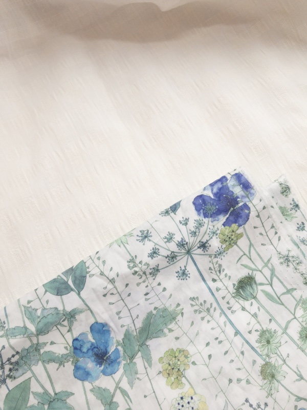 涼しげな格子模様の白い生地と水玉リネンの色泣き