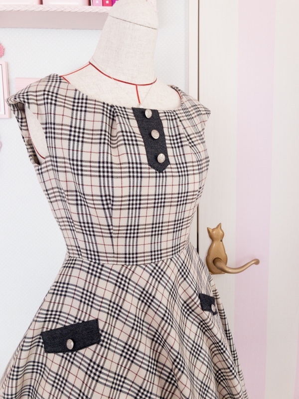 完成したウールのワンピースと、まるいうさぎ