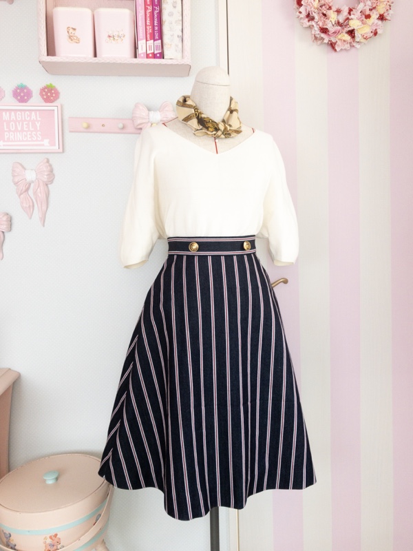 ストライプの入ったデニムのスカート