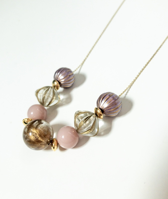 くすみカラーのネックレス