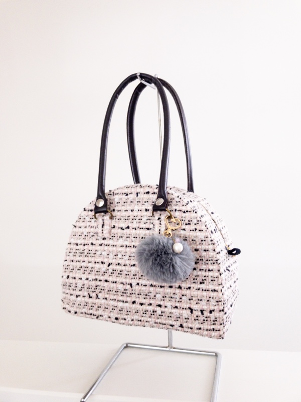 ワンピースとお揃いのツイードバッグ