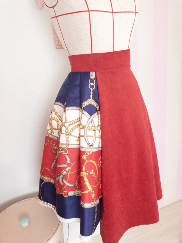 ツイードのバッグと真っ赤なスカート