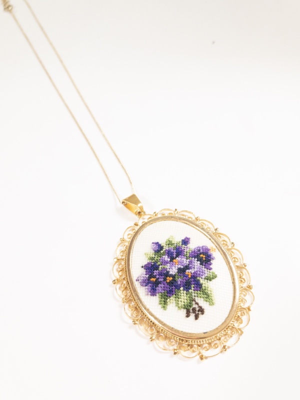 スカーフ柄のスカートとプチポワンのペンダント