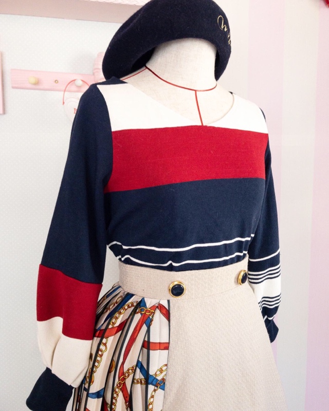 トリコロールカラーのVネックニット