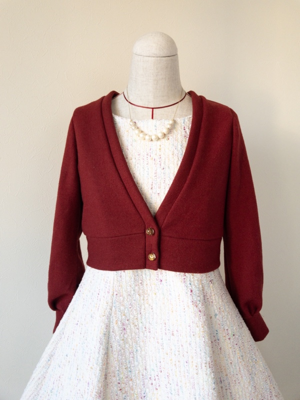 ショート丈の赤いカーディガン