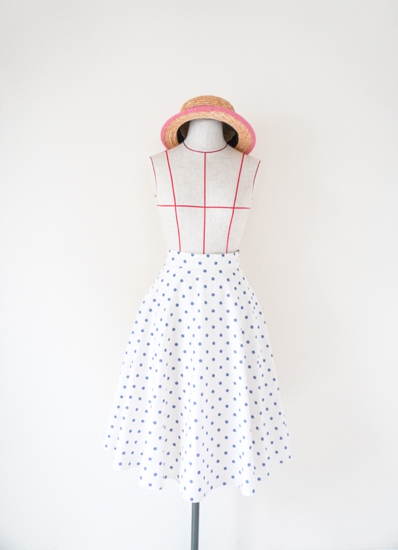 水玉のフレアスカート