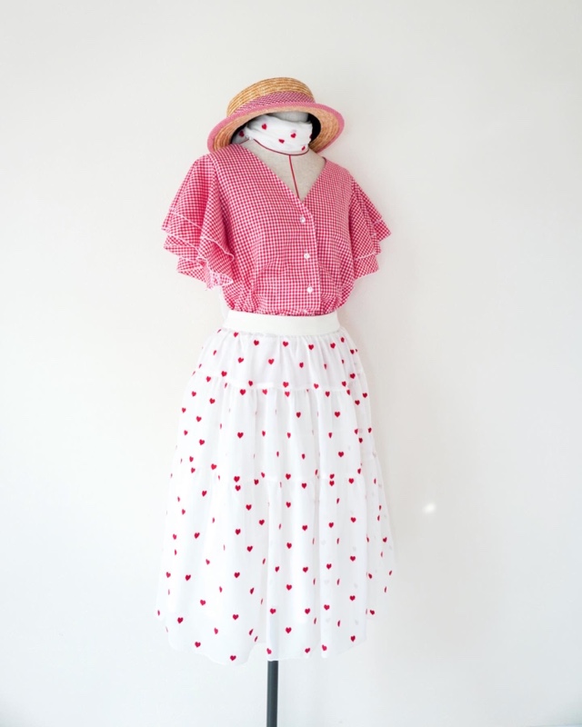 赤いチェックのダブルスリーブブラウス