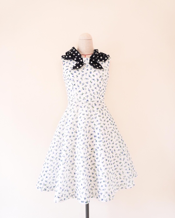 花柄のアイレットレースのワンピース