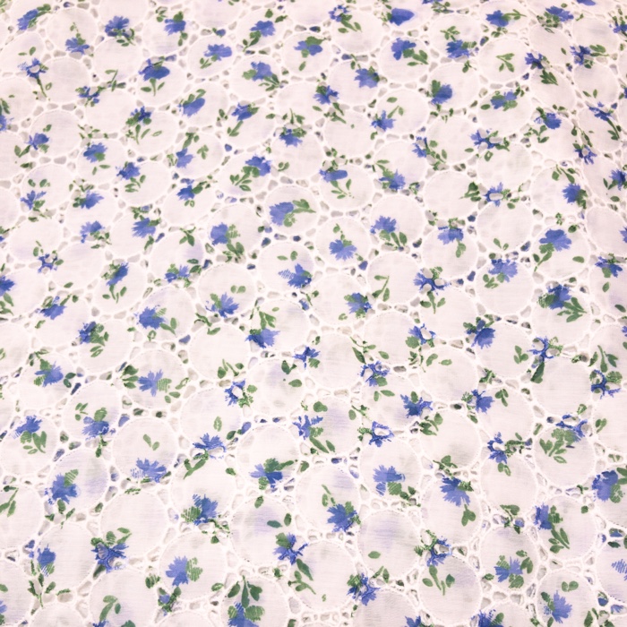 次はアイレットレースのワンピース