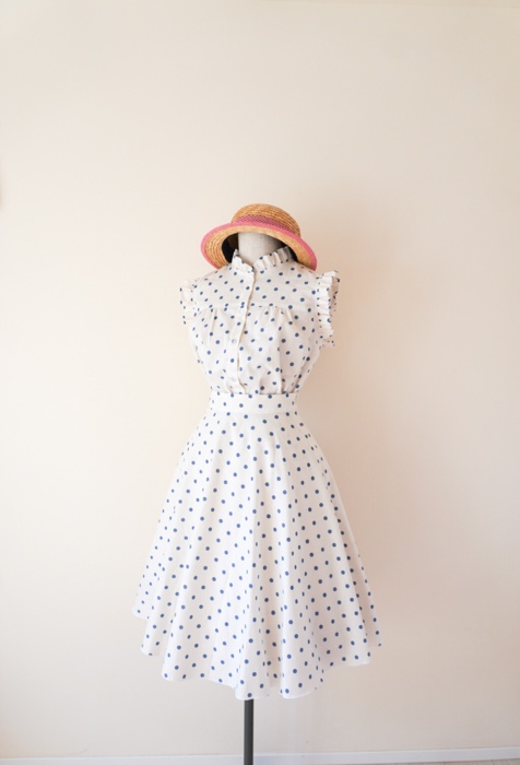 水玉のフリルブラウスとスカート