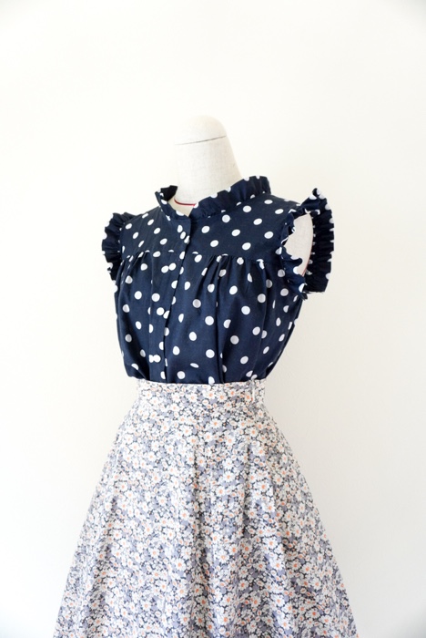 水玉のフリルブラウス