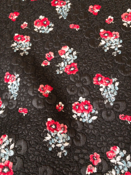 ふくれジャガードに花のプリントの生地