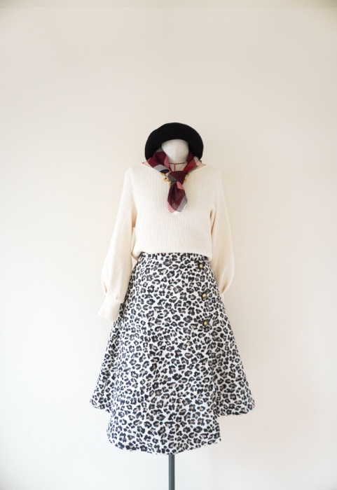 レオパード柄のラップ風スカート