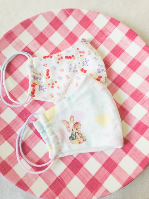 冬のパステルカラーのマスク