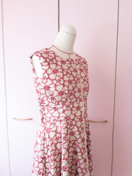 刺繍生地のワンピース