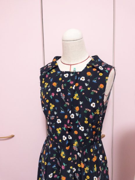 黒の花柄ワンピース