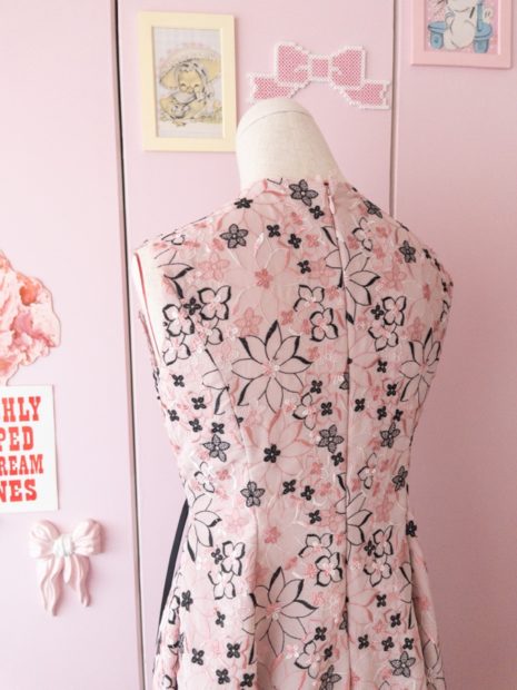 刺繍の生地でワンピースを縫ったり