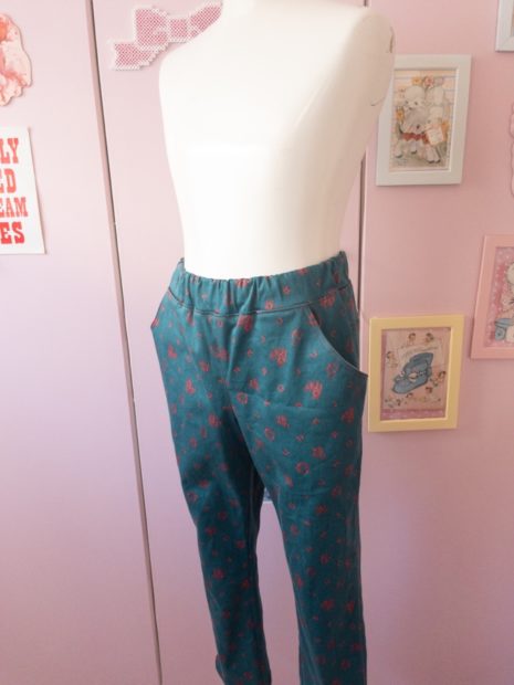 ストレッチ生地でテーパードパンツ