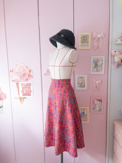 ピンク•プロジェクトで購入したニットでフレアスカート