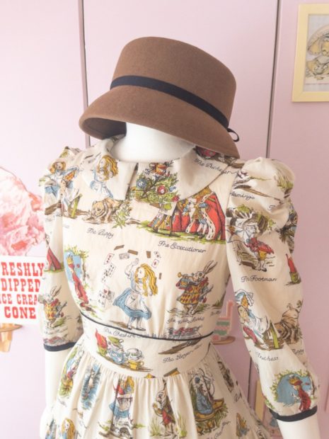 アリス柄のワンピース