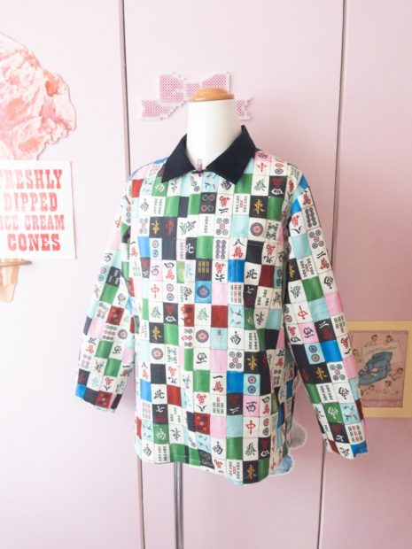 麻雀牌シャツを縫っているところ