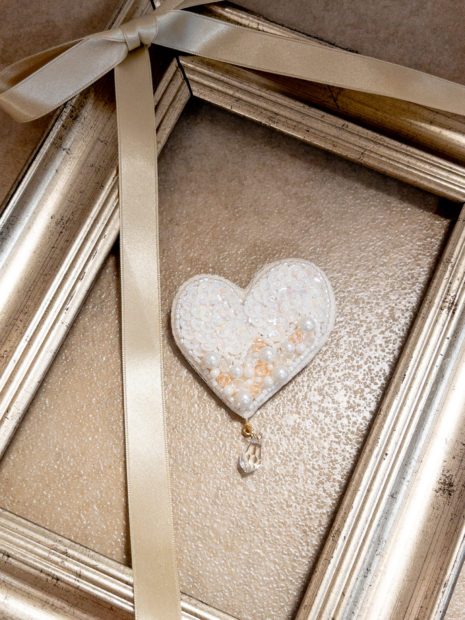 ビーズ刺繍でハートのブローチ