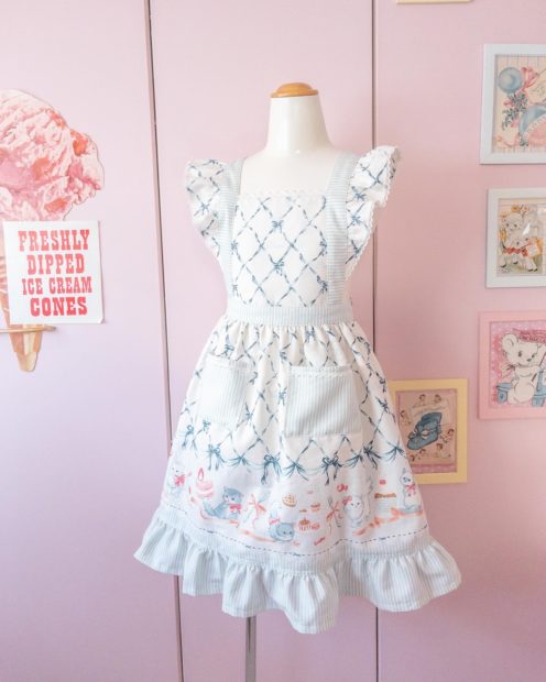 娘のフリルエプロン