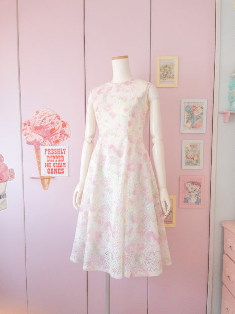 パステルカラーのレースワンピース