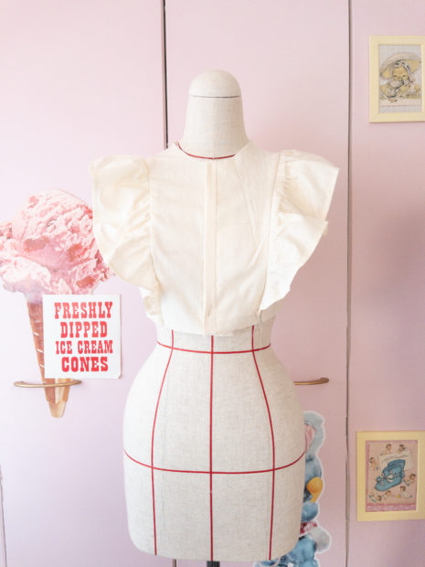 50年前の本から、フリルの服を